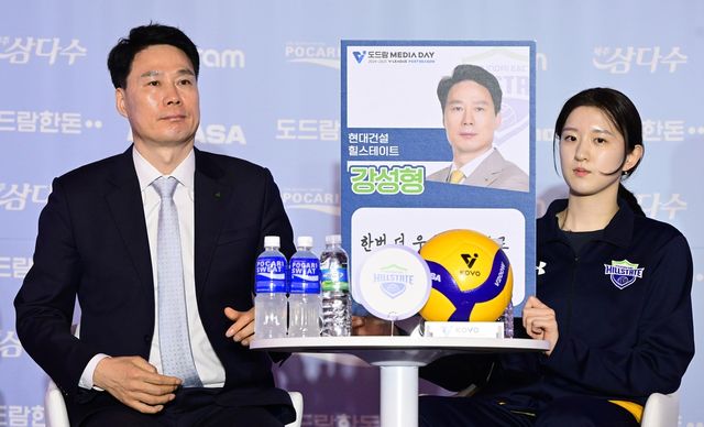 현대건설의 강성형 감독(왼쪽)과 이다현