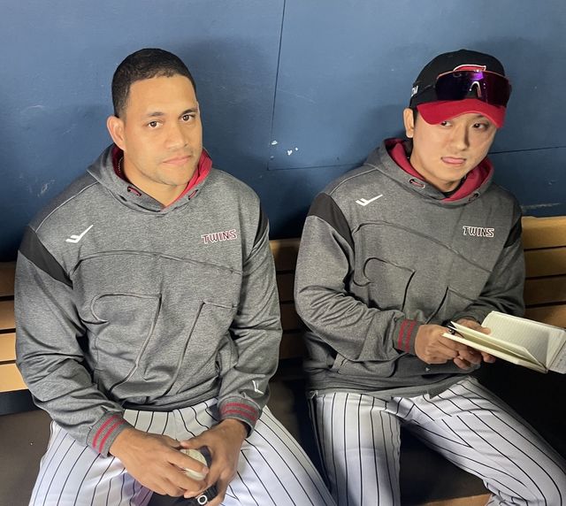 경기 후 취재진과 인터뷰하는 치리노스(왼쪽)