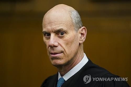트럼프 대통령과 각 세우고 있는 보스버그 판사