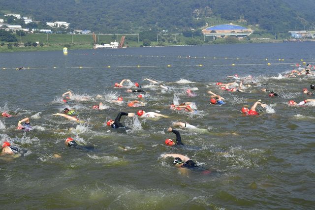 황산공원 낙동강에서 펼쳐진 철인3종대회 