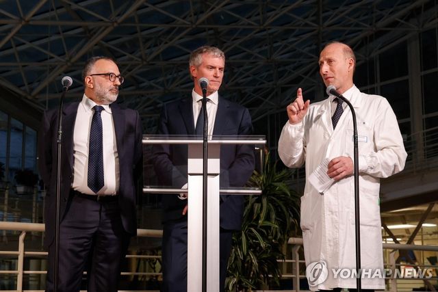 기자회견하는 교황 의료팀