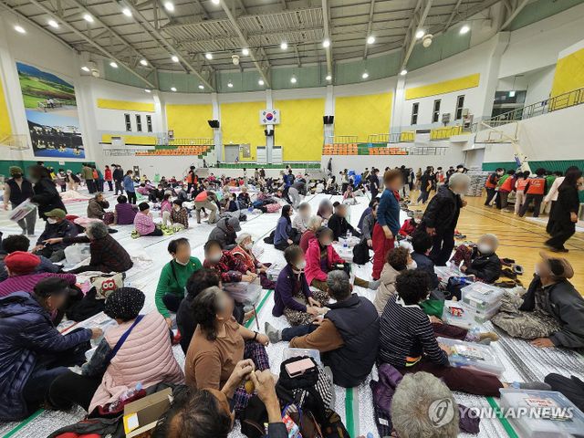 '의성 산불' 실내체육관으로 대피한 주민들