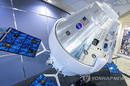 나사의 아르테미스 2호 우주선 모형