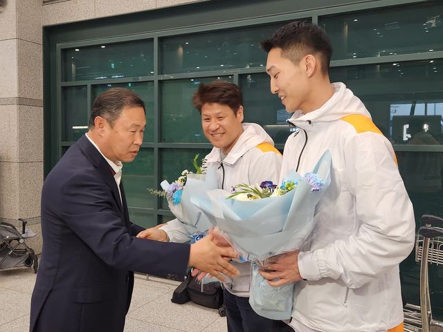 꽃다발 받는 우상혁