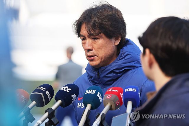 인터뷰 하는 홍명보 감독