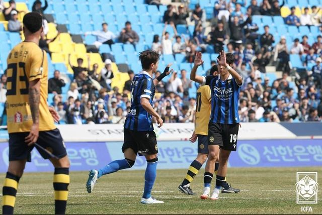 득점을 기뻐하는 인천 선수들