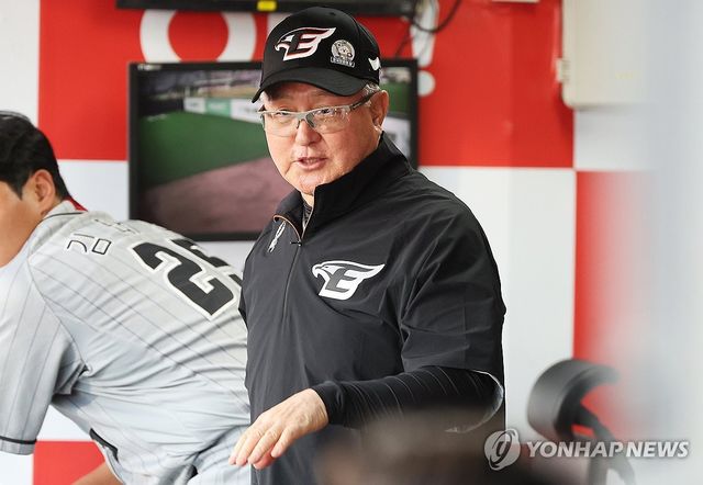 경기 지켜보는 김경문 감독