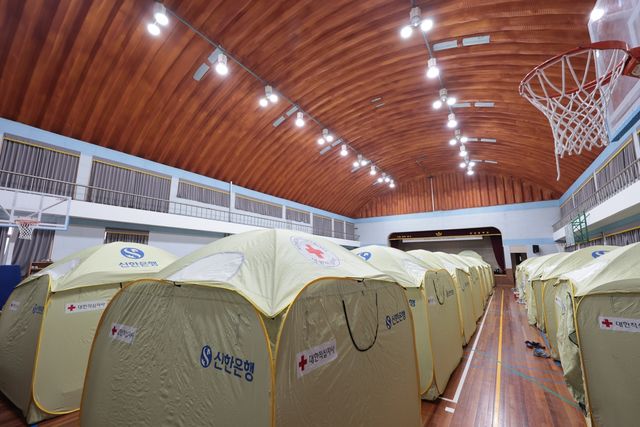 산청군 단성중학교 체육관에 설치된 구호용 텐트
