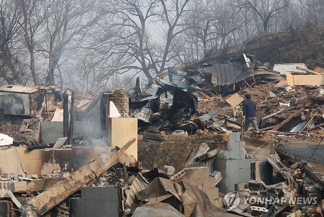 전쟁터 방불케 하는 산불 피해 현장
