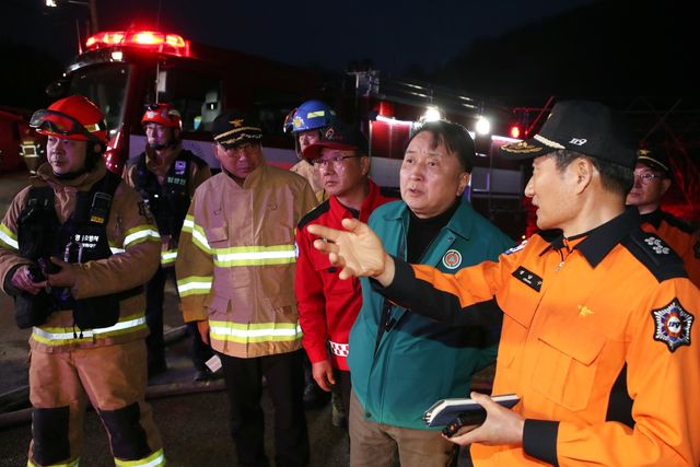 현장을 찾은 김영환 충북지사(오른쪽 두번째)
