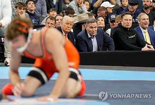 레슬링 경기 관전하는 트럼프 미국 대통령