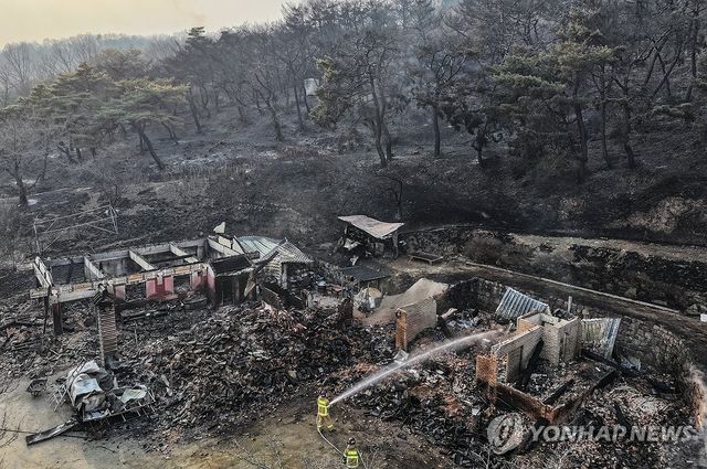 산불이 할퀴고 간 사찰