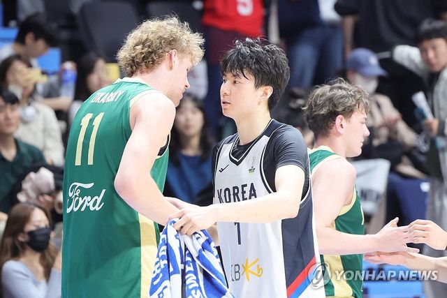 인사 나누는 이현중