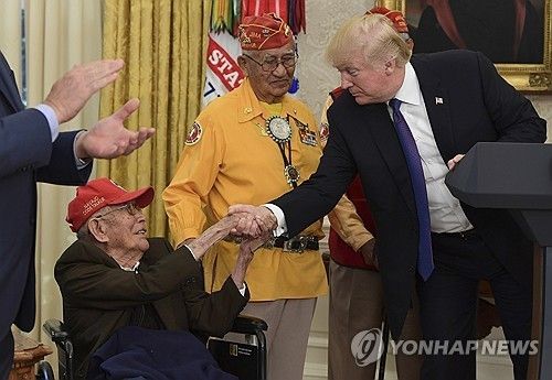 트럼프 대통령이 2017년 백악관에서 나바호족 암호병을 만난 모습 