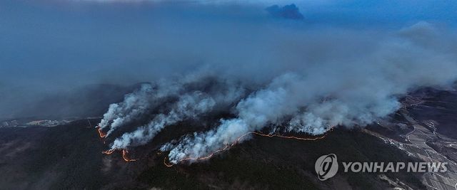 산 집어삼킨 산불