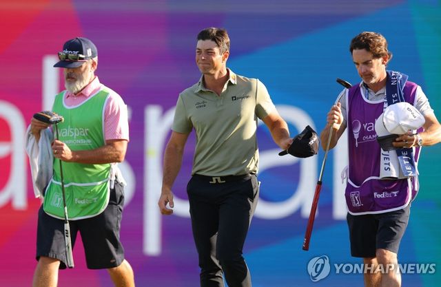 3라운드 마치고 미소 짓는 빅토르 호블란(가운데)