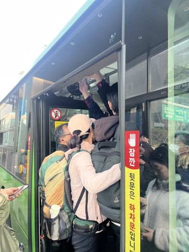 지하철 2호선 운행중단 구간에 투입된 대체 버스에 인파가 몰린 모습