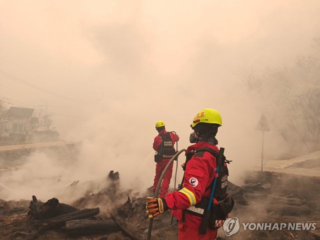 경남 산청 산불 화재 진압하는 산불진화대원