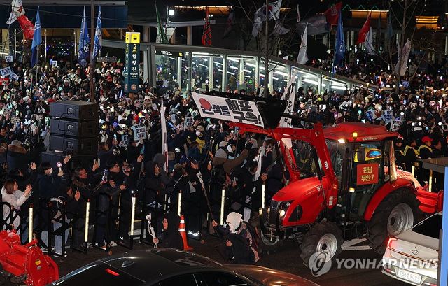 관저 앞으로 향하는 트랙터