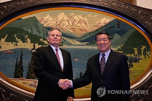 스티브 데인스 미 상원의원이 22일 허리펑 중국 부총리를 베이징에서 만난 모습