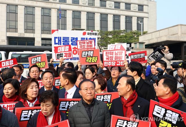 여야, 헌재 앞 '윤 대통령 탄핵 찬반' 맞불 기자회견