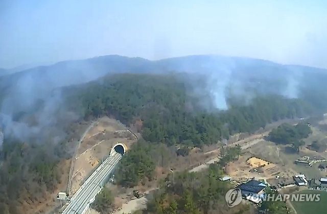 의성 산불 현장으로 이동하는 진화 헬기