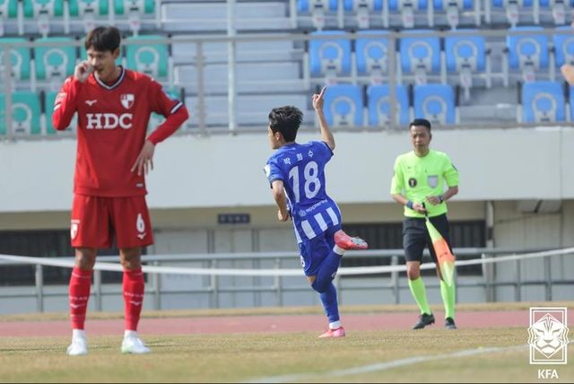 골세리머니를 펼치는 부산교통공사의 박희수