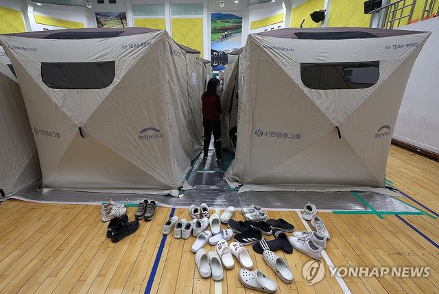 대피소에 설치된 텐트