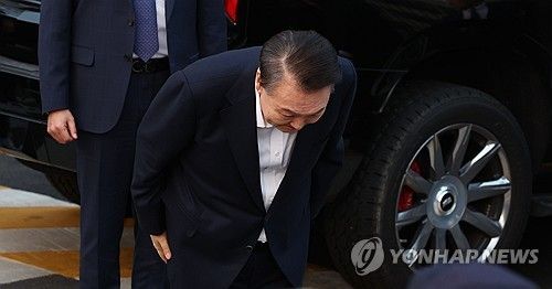 지지자들에게 인사하는 윤석열 대통령