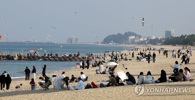 26도까지 올라간 강릉…바닷가 찾은 사람들