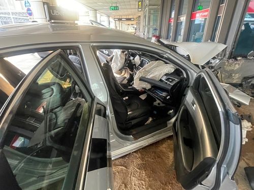 국내선 청사로 돌진한 택시