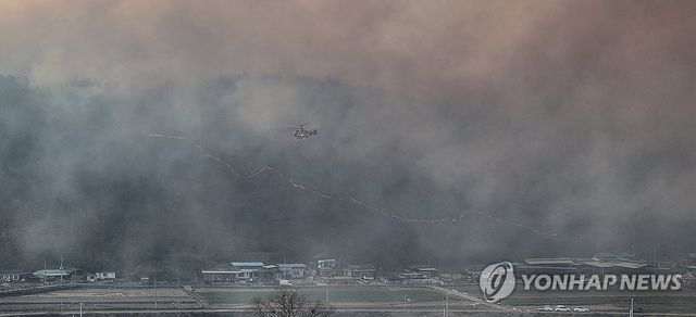 마을 코앞까지 들이닥친 산불