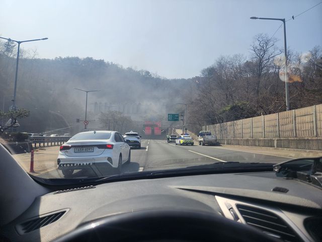 서울 종로구 평창동 정릉터널에 있던 차량에서 불이 나 연기가 피어오르는 모습