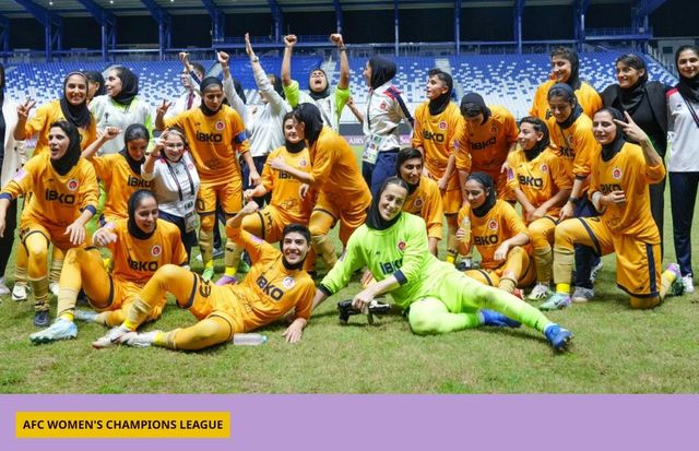 마르지예 자파리 감독과 밤 카툰 선수들