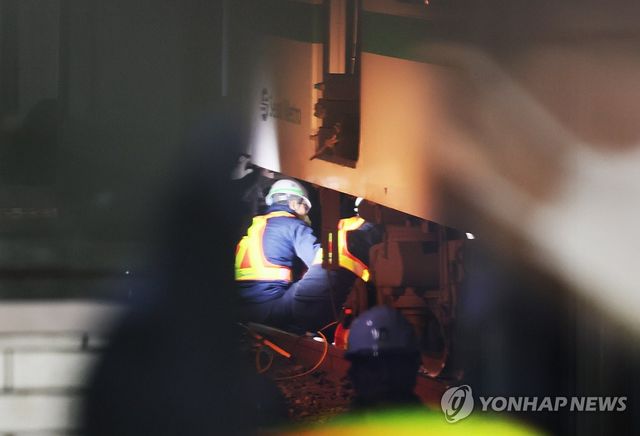 복구 작업 중인 2호선 열차 탈선 현장