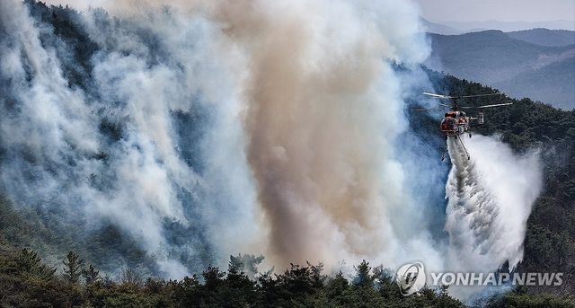 의성 산불 현장에 투입된 산림청 헬기