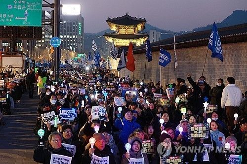 20일 서울 종로구 동십자각에서 윤석열 즉각퇴진·사회대개혁 비상행동이 연 '내란수괴 윤석열 즉각 파면 긴급행동' 참가자들이 응원봉을 흔들고 있다. [연합뉴스 자료사진]