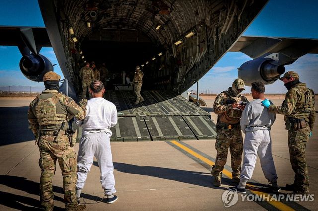 불법이민자를 관타나모 기지로 압송하는 미군