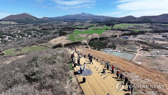 새별오름 꼭대기에서 콘서트를