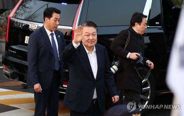 지지자들에게 인사하는 윤석열 대통령