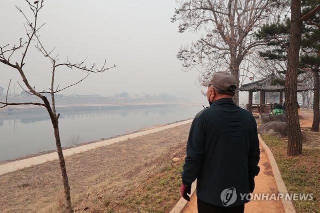 '대형산불 사흘째' 연기 뒤덮인 산청군
