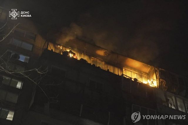 드론 공습에 화재가 난 우크라이나 수도 키이우의 주거 건물