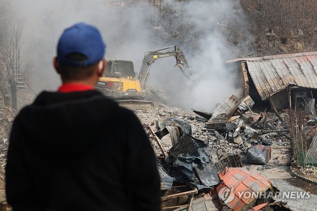 산불에 폐허로 변한 터전