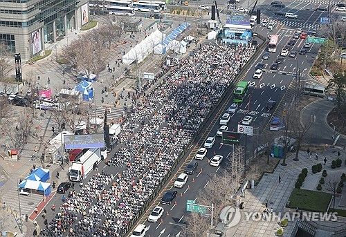 광화문 도심 전국주일연합예배 (서울=연합뉴스) 류영석 기자 = 23일 서울 광화문 동화면세점 앞에서 사랑제일교회 주최 전국주일연합예배가 열리고 있다. 2025.3.23 ondol@yna.co.kr(끝)