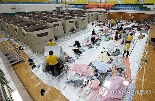 대피소에서 휴식 취하는 산불 이재민