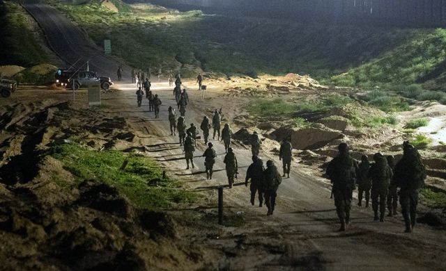 가자지구 남부 탈 알술탄 포위 작전 중인 이스라엘군