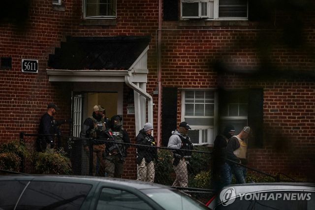 불법 이민자 단속 중인 ICE 당국자들