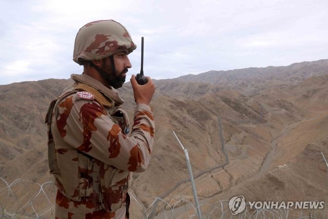 파키스탄-아프가니스탄 국경 초소에서 근무중인 파키스탄 군인