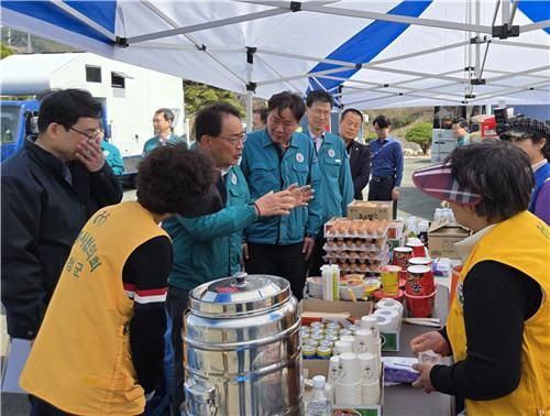 농협, 경남 산불 피해지역에 구호품·생필품 지원