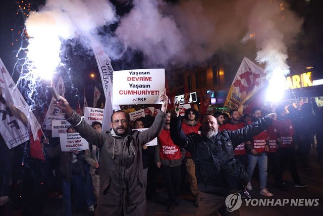 이스탄불 시내에서 에르도안 규탄 시위를 벌이는 시민들